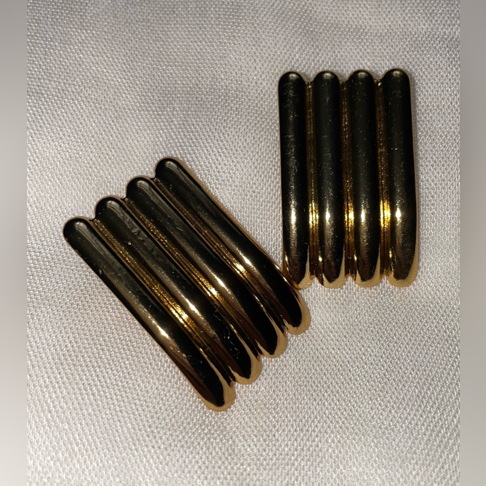 Gold-Plated Ribbed Rectangular Earrings - Picture 3 of 6